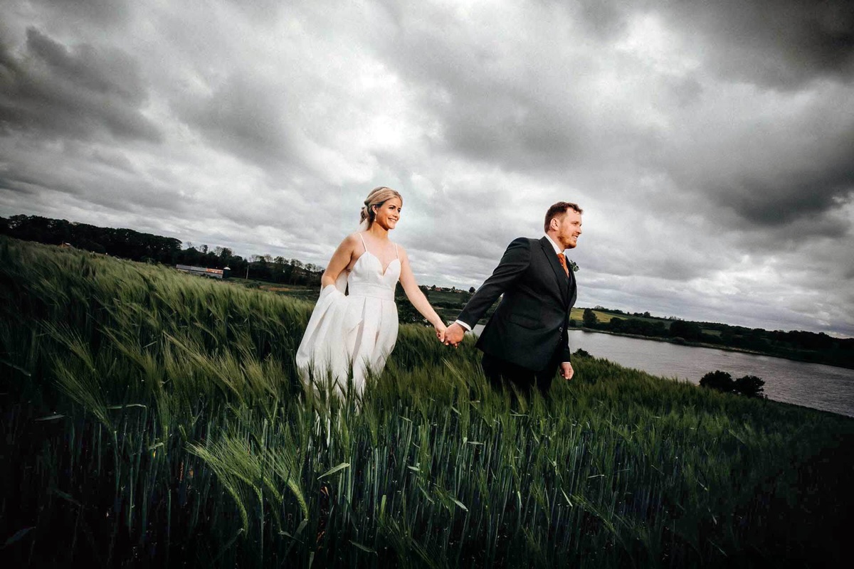 Brudepar vælger billeder der viser det mere autentiske